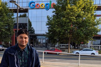 хлопець на фоні google