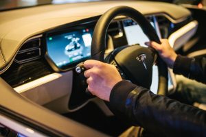 водій tesla