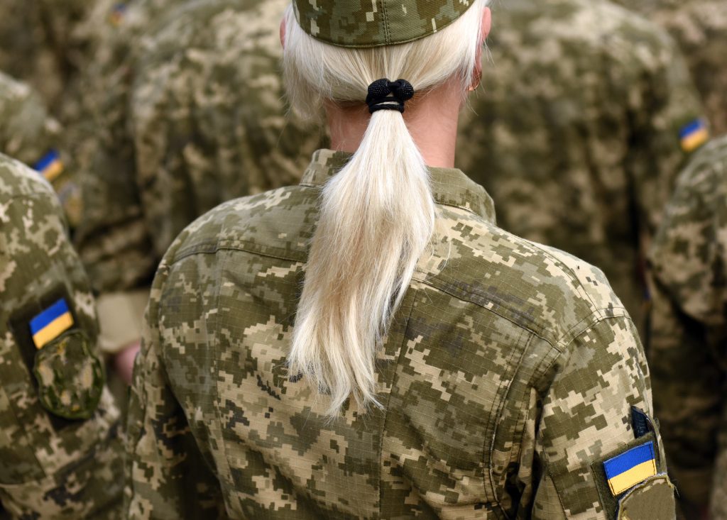женщина-военный