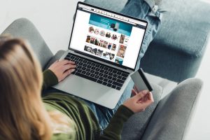 Женщина выбирает товары на маркетплейсе Amazon