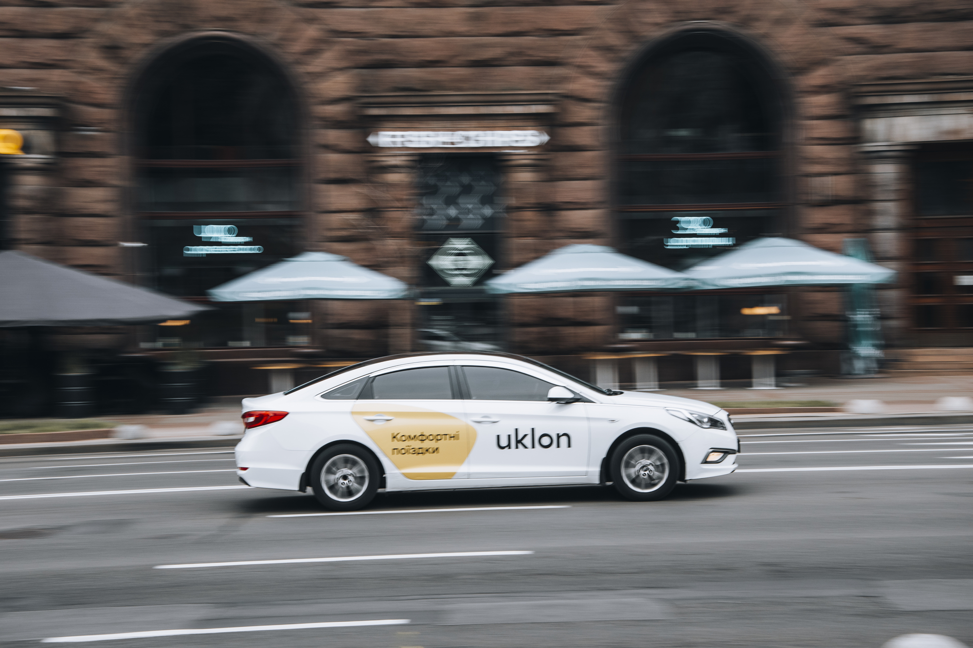 білий автомобіль таксі Uklon