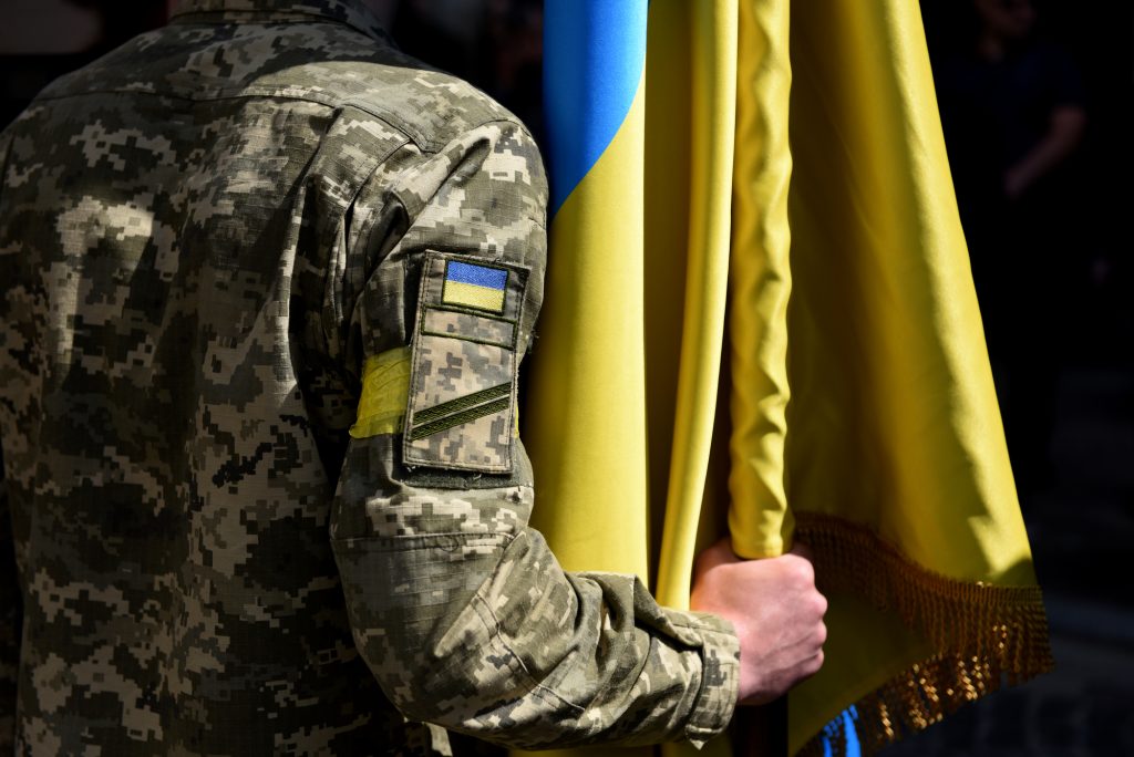 Украинский военный, флаг Украины, фотоконцепт