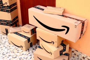 amazon коробки під дверима