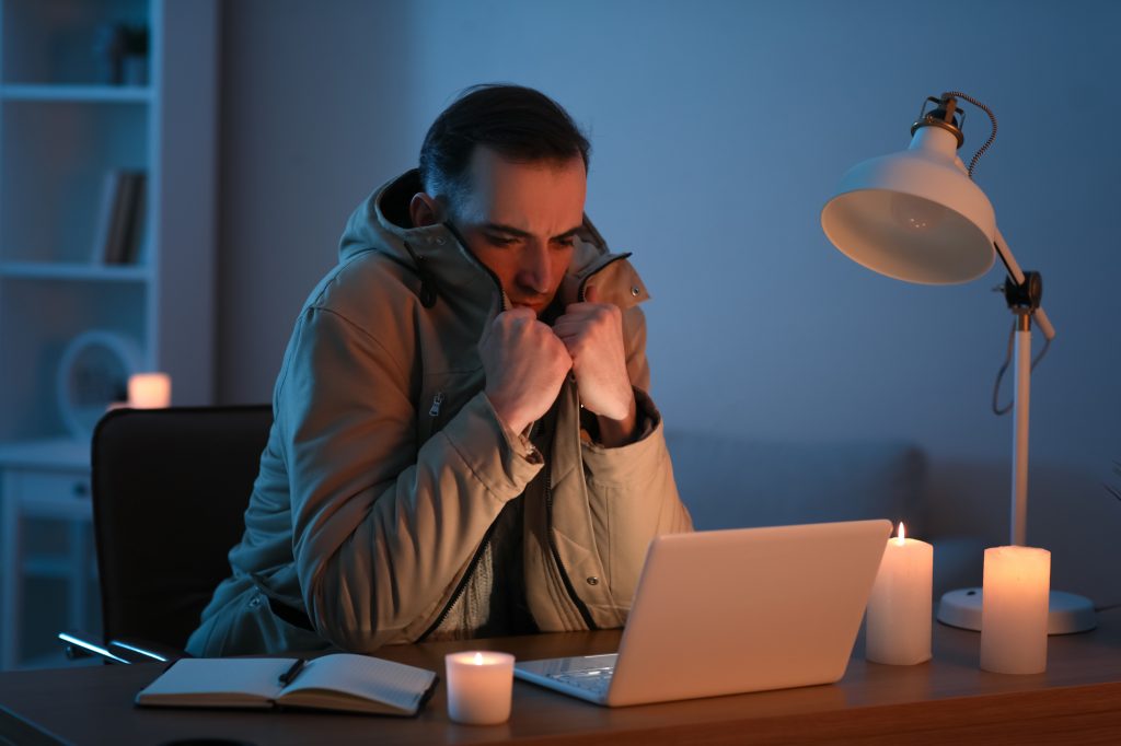 мужчина за компьютером без света