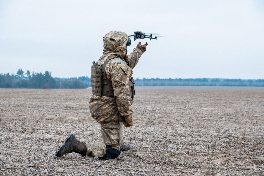 Украинский военный запускает дрон