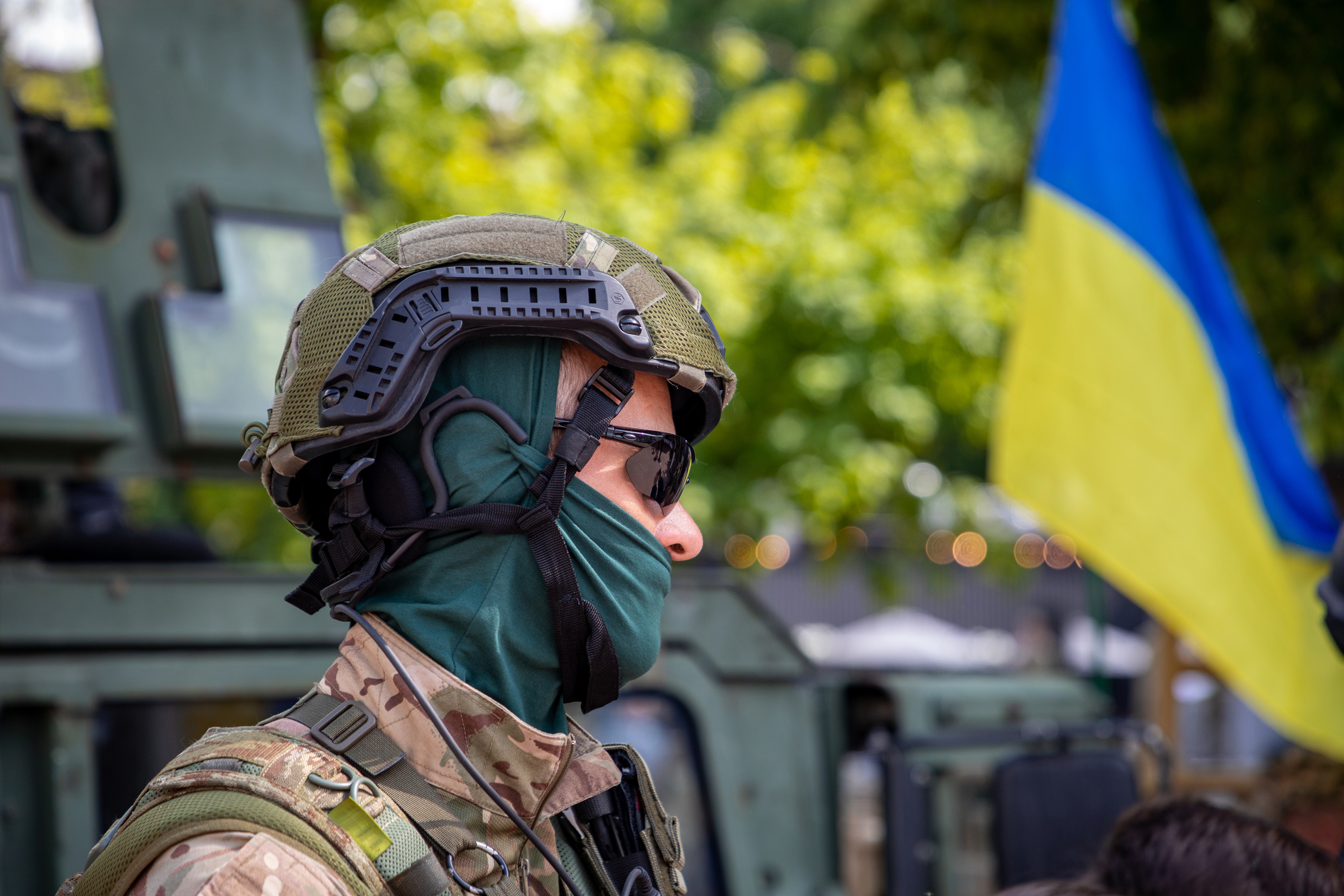 український військовий біля прапора України