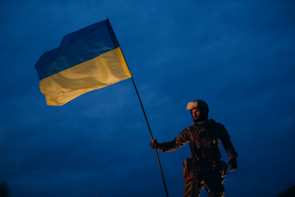 військовий з прапором України