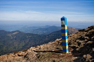 Маркер границы Украины в горах