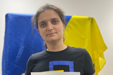 марія берлінська на фоні українського прапора