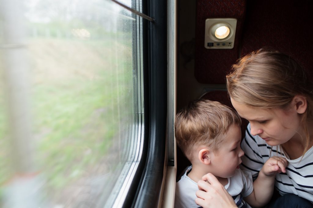 Женщина с ребенком в купе на поезде