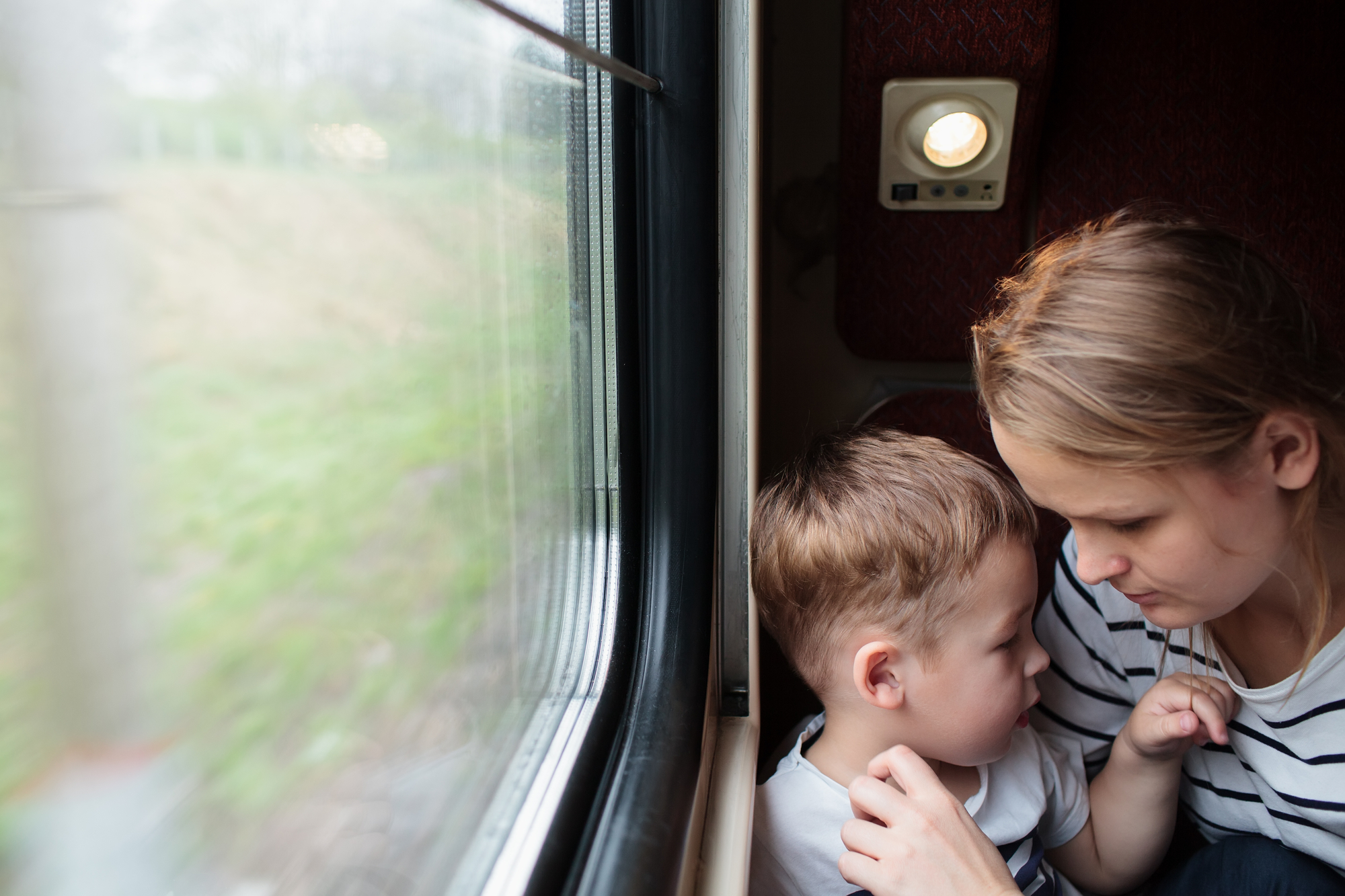 Жінка з дитиною в купе поїзда