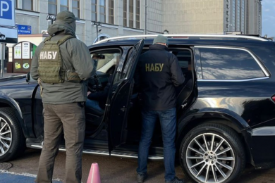 співробітники набу біля машини