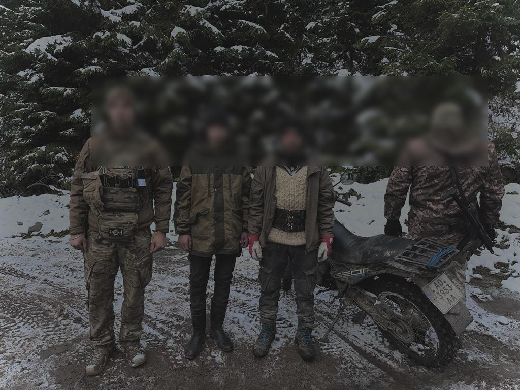 Пограничники задержали мужчин на мотоцикле в горах