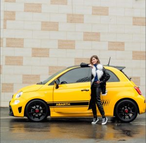 Марина Авдєєва з жовтим автомобілем