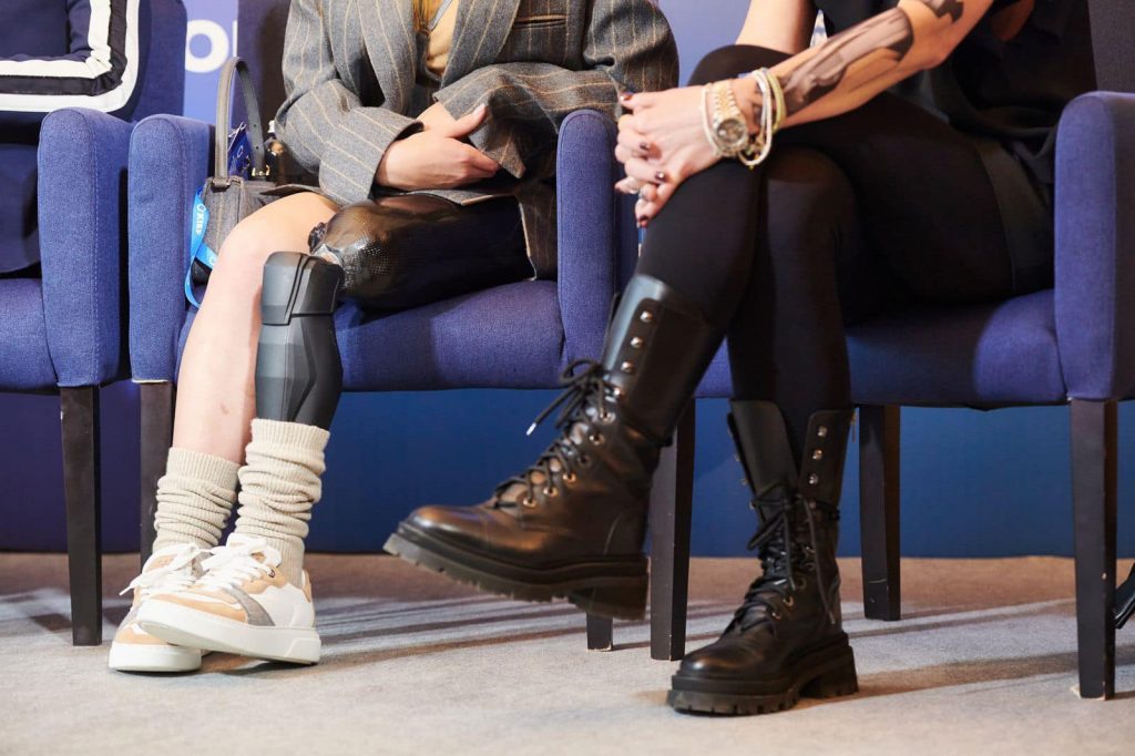 жіночі ноги на Kyiv International Economic Forum 