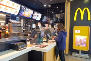 дівчина розраховується в McDonaldʼs