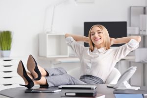 Розслаблена жінка в офісі