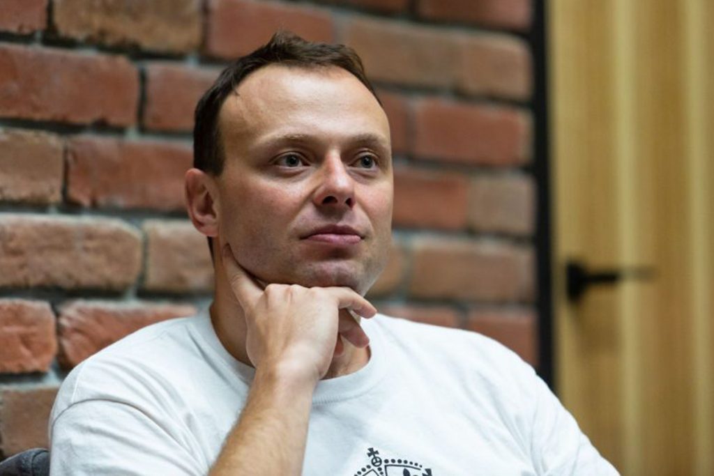 Роман Прокоф'єв, співзасновник Jooble, в білій футболці на фоні цегляної стіни