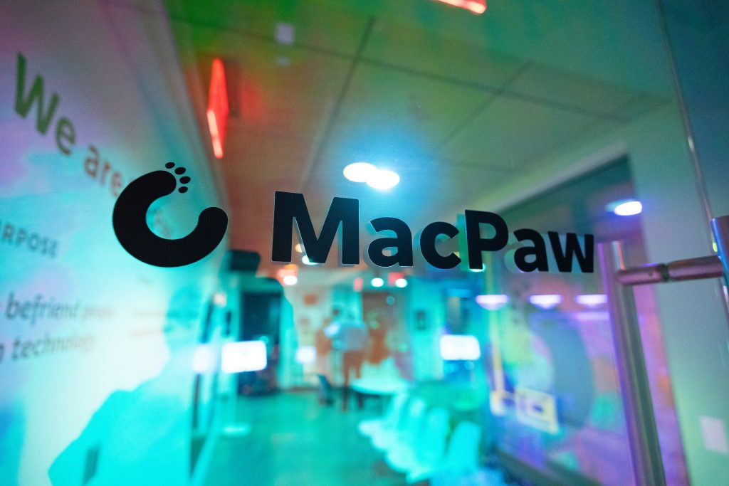 macpaw логотип на дверях скляних