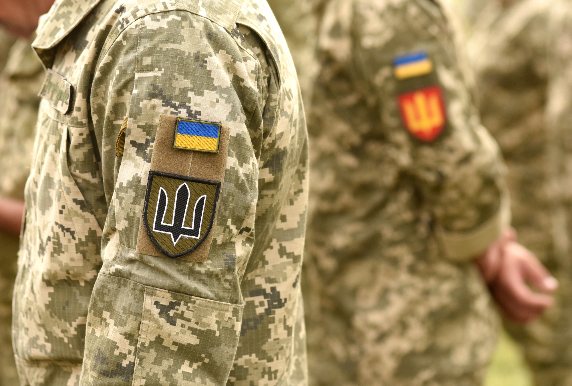 чоловіки в українській військовій формі