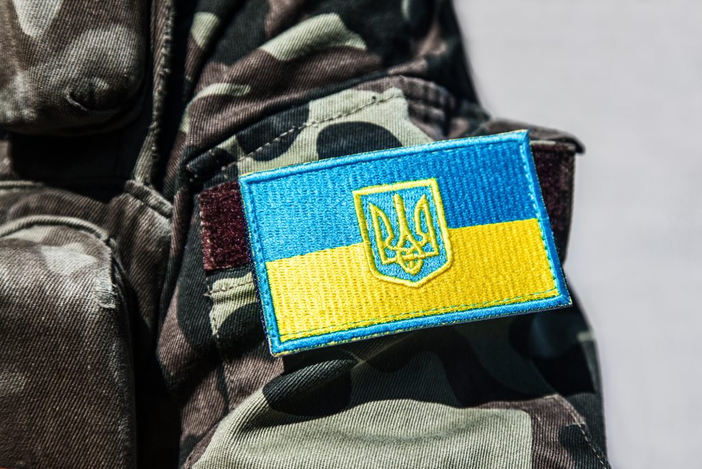українська військова форма і прапор україни