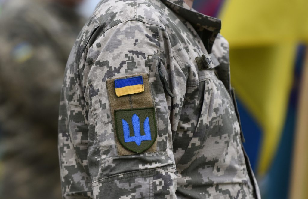 форма українського військового з прапором на плечі