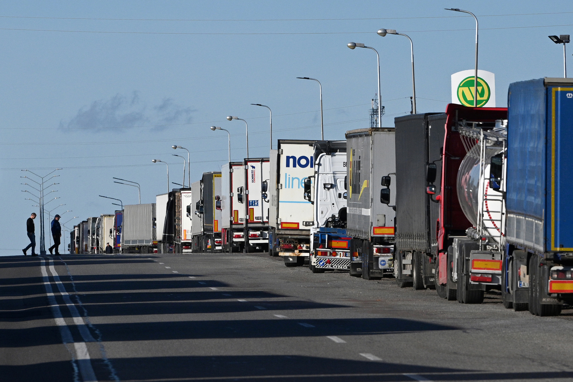 Черга вантажівок біля пункту пропуску Рава-Руська на українсько-польському кордоні