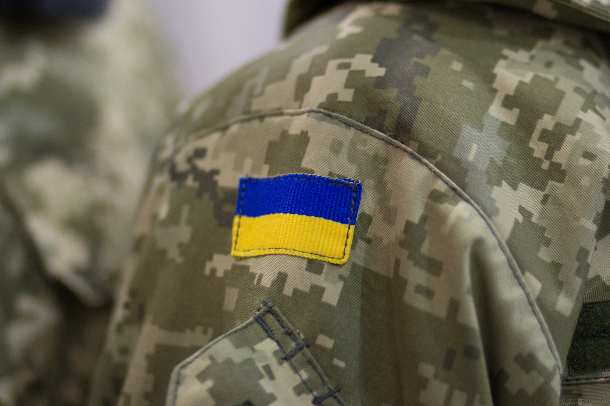 українська військова форма з прапором на плечі