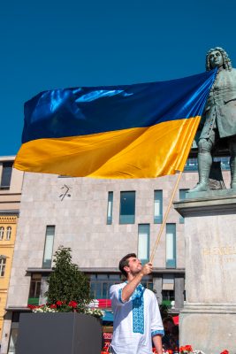 Українець в вишиванці тримає український прапор в Німеччині