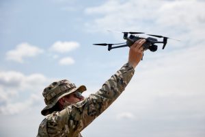 український військовий тримає дрон