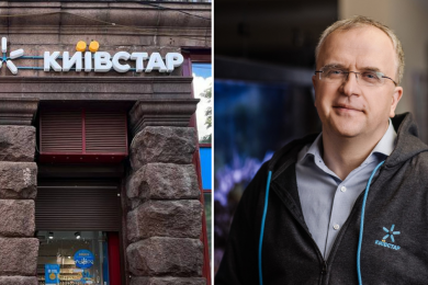 Чоловік у окулярах біля будівлі Київстару