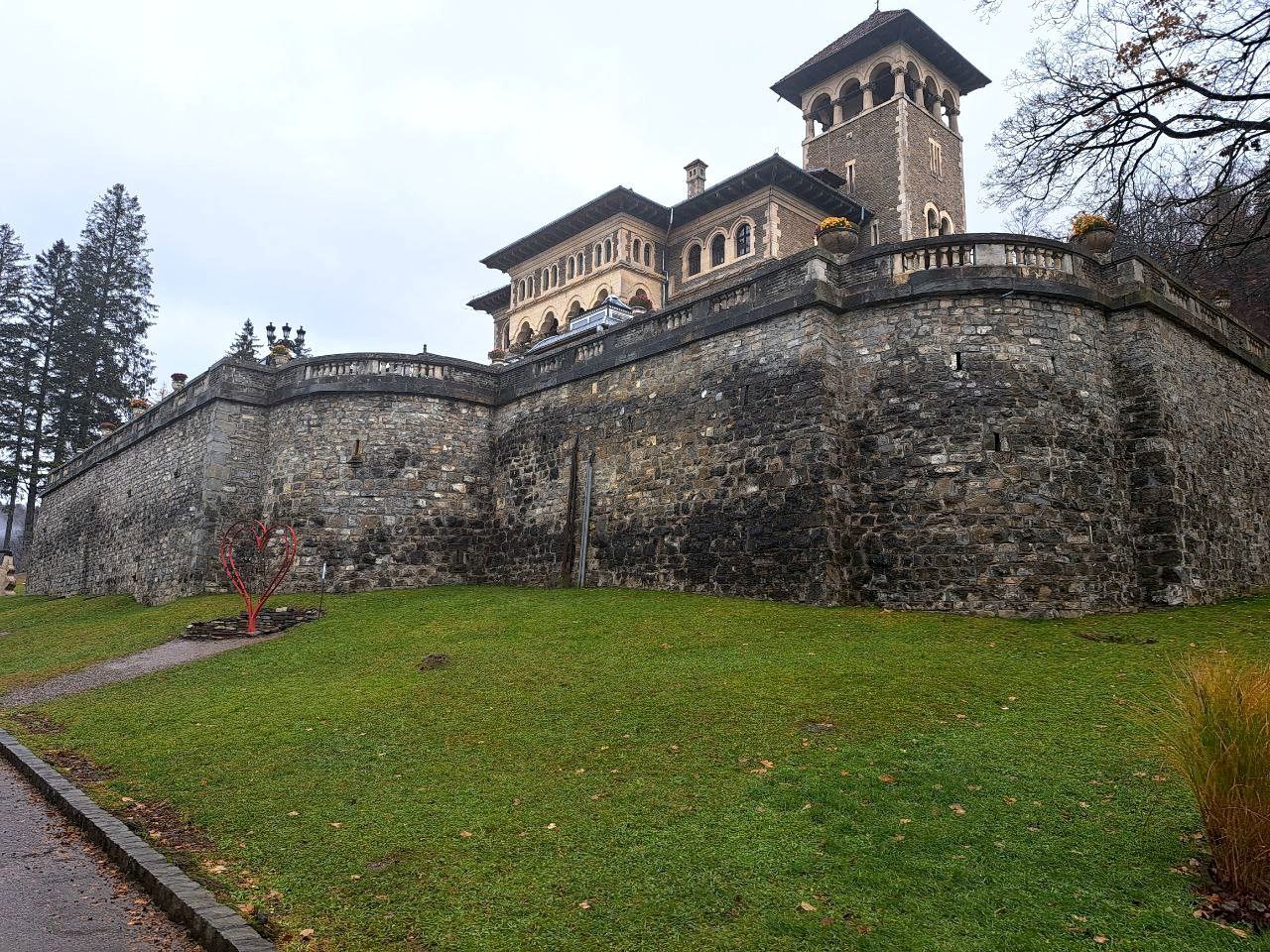 Замок Кантакузіно, в якому знімали серіал «Венздей»