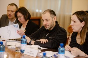 люди сидять на конференції