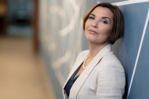 жінка в білому піджаку
