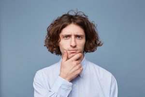 чоловік на блакитному фоні