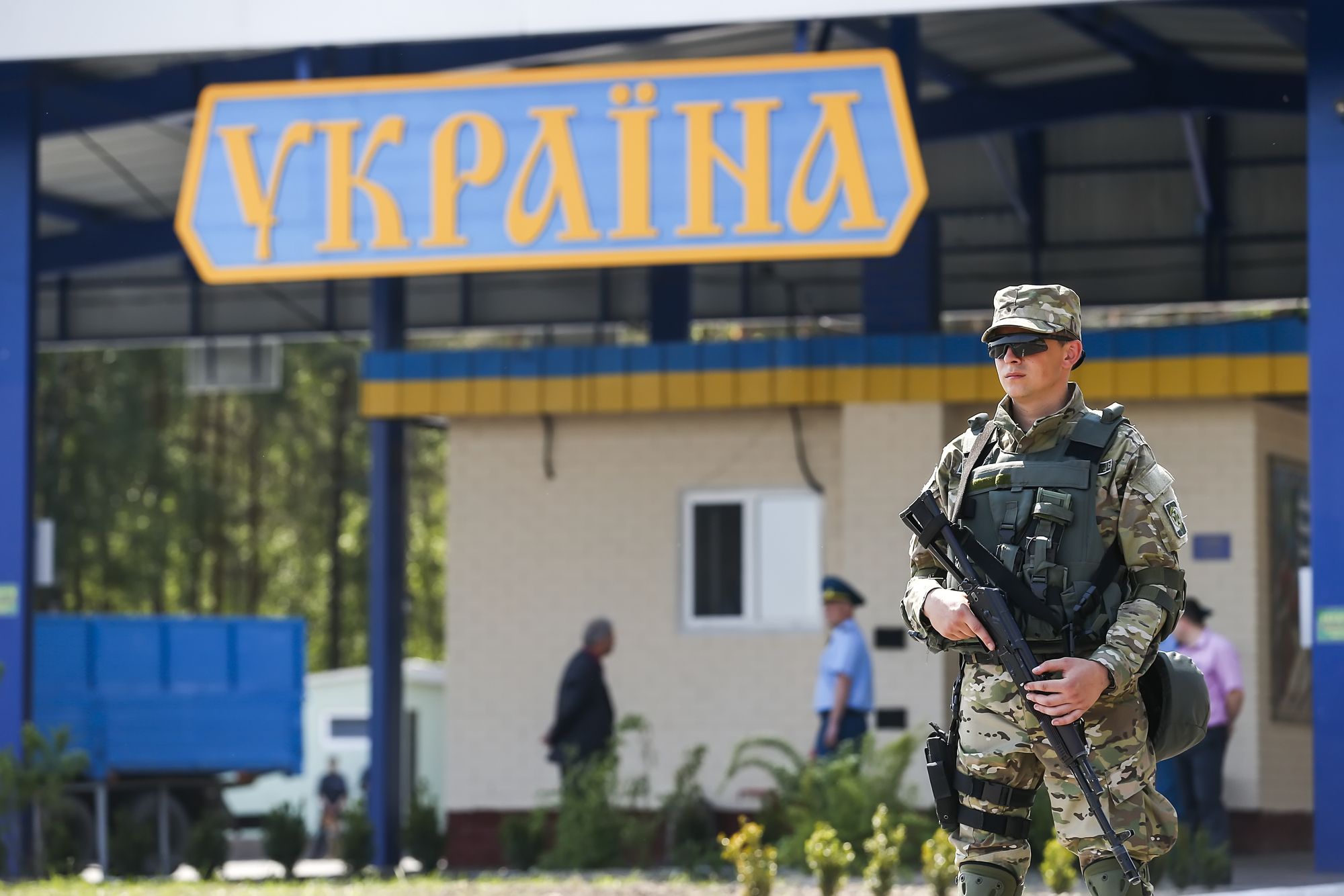 пункт пропуску з україни, прикордонник зі зброєю