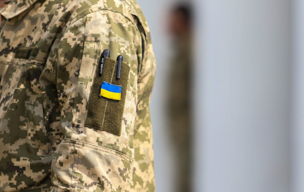 український військовий стоїть боком