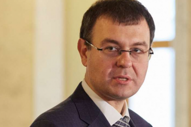 данило гетманцев; чоловік у костюмі в окулярах