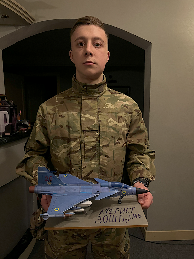 Макет військового літака Eurofighter у найдрібніших деталях зібрав маріуполець Сергій Велігура, на підтримку побратима його підписав військовослужбовець 3 ОДШБр з позивним «Аферист»