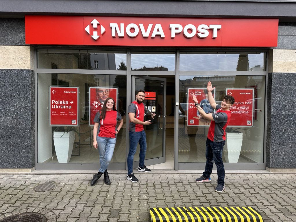Nova Post люди стоять біля відділення пошти