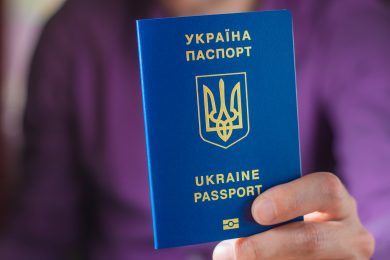 тримає український закордонний паспорт