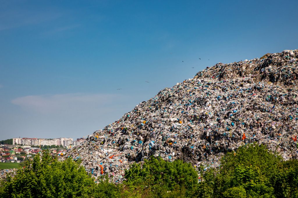 Гора сміття на фоні міста