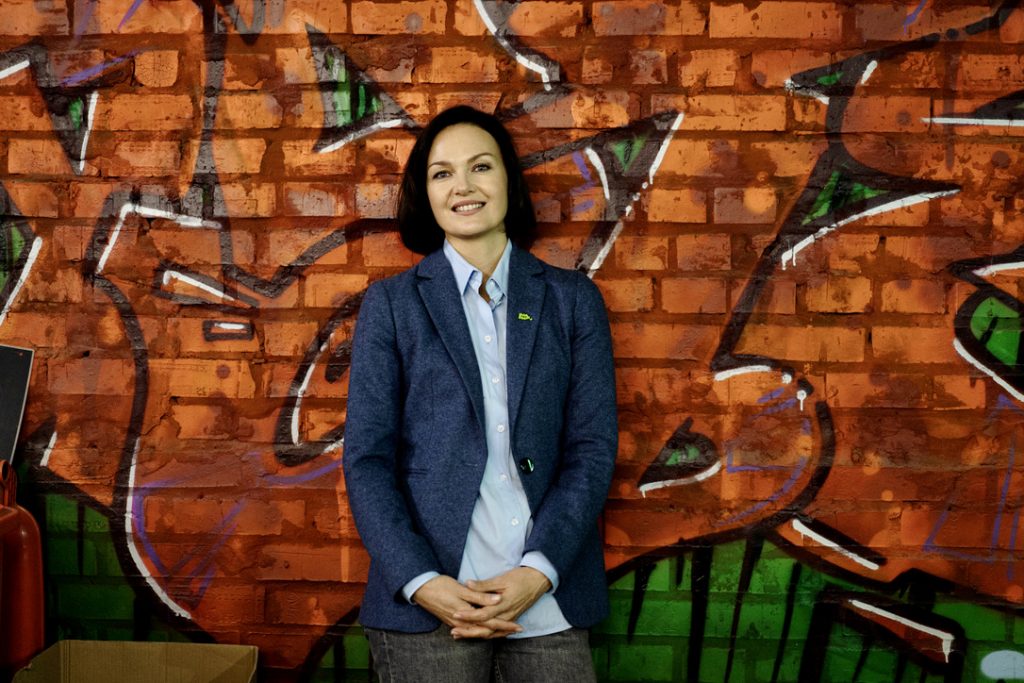 Євгенія Аратовська, засновниця УБС, на фоні стінки з графіті