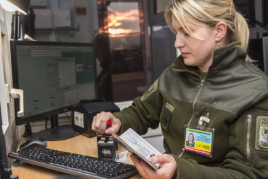 жінка перевіряє паспорт на кордоні