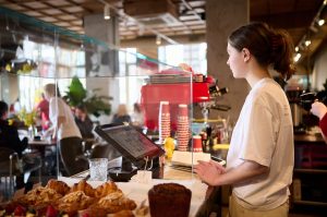 дівчина за барною стійкою