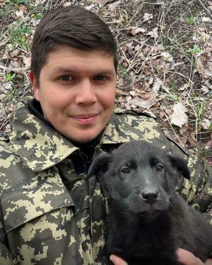 Олександр Тодорчук у військовій формі з собакою
