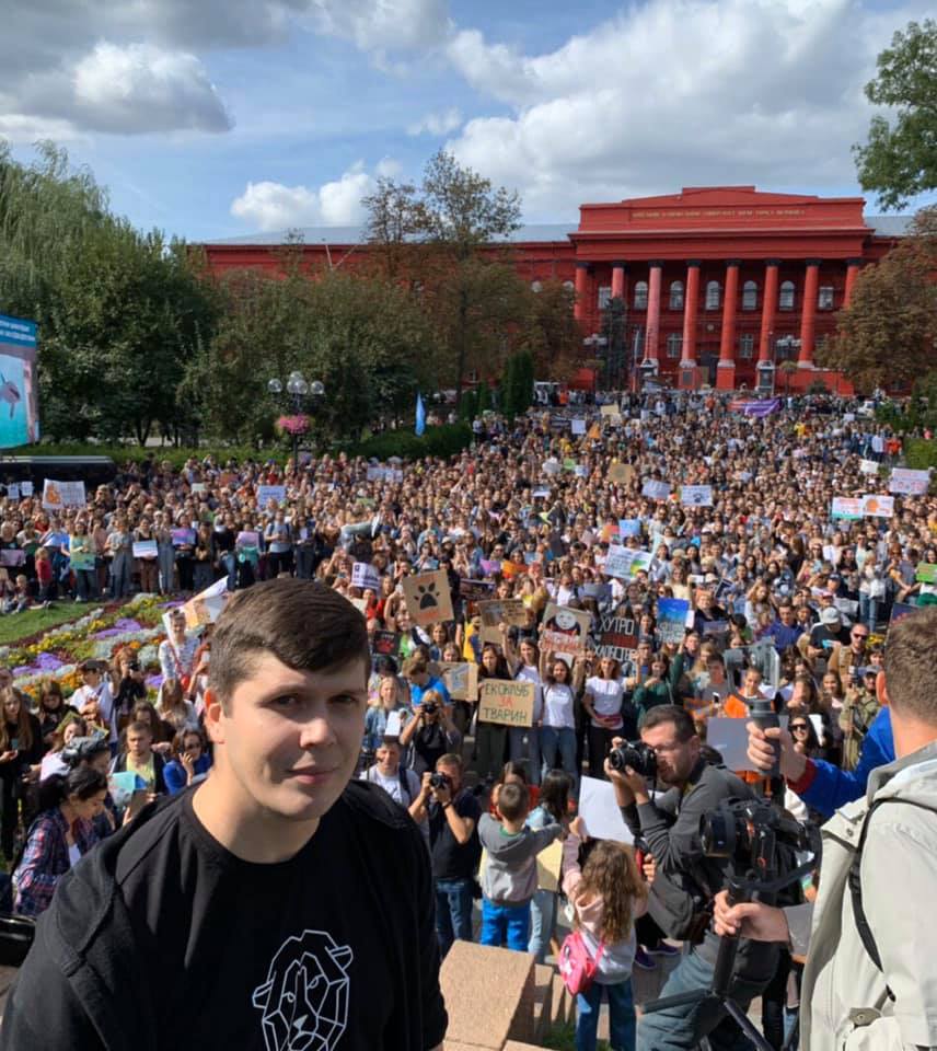 Олександр Тодорчук на фоні протесту UAnimals у парку Шевченка