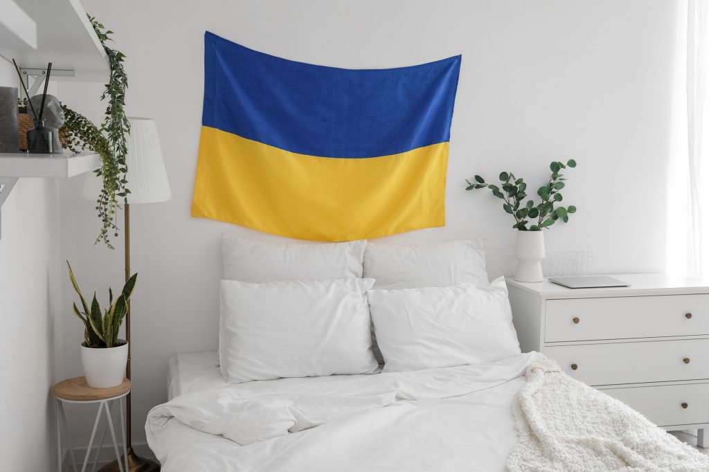 прапор України над ліжком