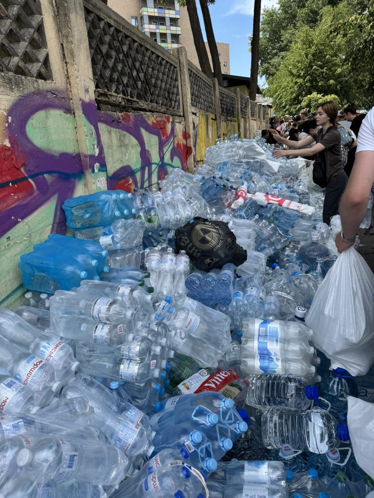 Багато небайдужих українців та бізнесів приносили воду та необхідні речі до «Охматдиту»