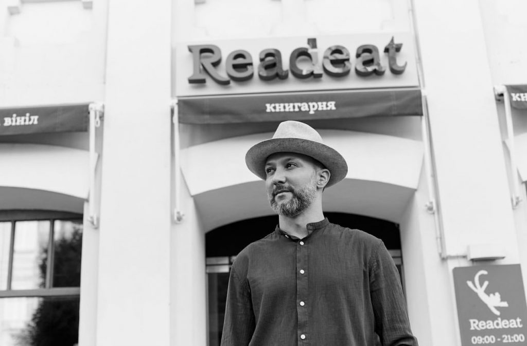 Дмитро Феліксов на фоні книгарні Readeat